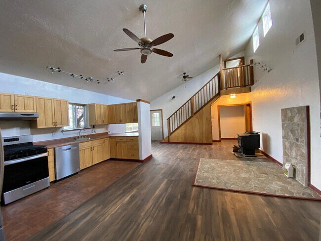 Building Photo - 39 Spruce Dr