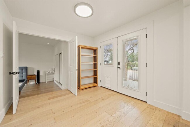 Building Photo - 912 Mansell Ave