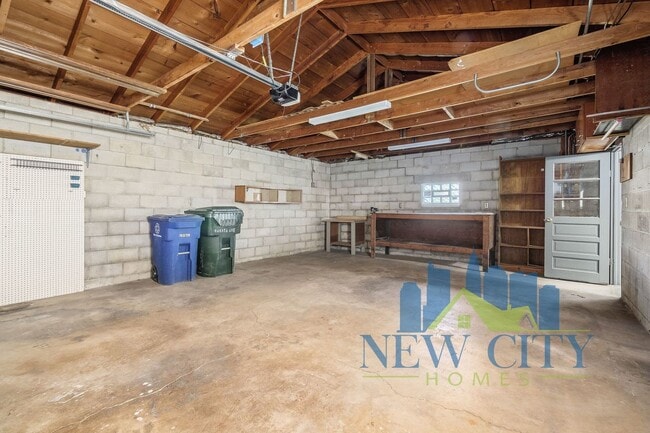 Building Photo - WAIVED APPLICATION FEE THRU! Single Family...