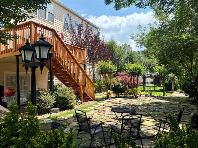 Building Photo - 585 Marylebone Dr