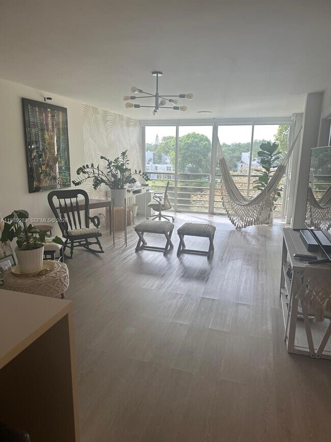 Building Photo - 1811 Sabal Palm Dr