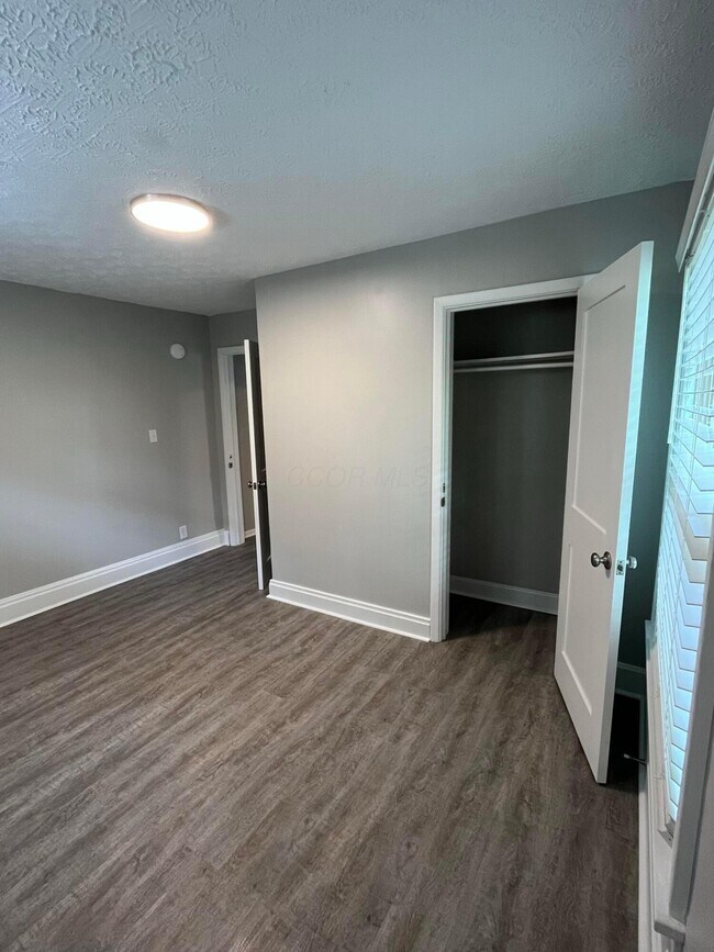 Building Photo - 11 E Kelso Rd