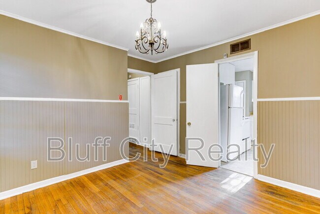 Building Photo - 1071 Robin Hood Ln