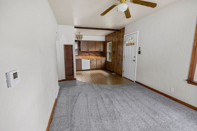 Building Photo - 1 Bedroom/ 1 Bath Home - Fenced in back yard and 1 Stall Garage