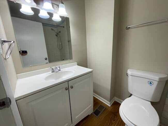 Building Photo - 180 Betty Ct