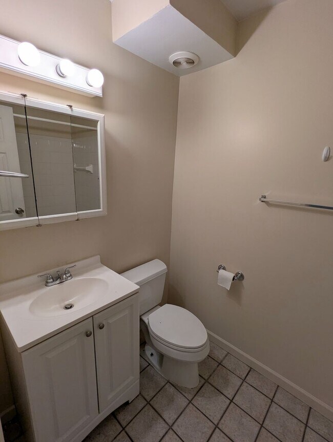 Building Photo - 2 Bedroom 2 Bathroom Condo Apartment (Squirrel Hill North) - AVAILABLE JUNE