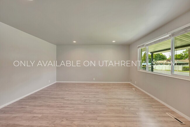 Building Photo - 786 E 350 N