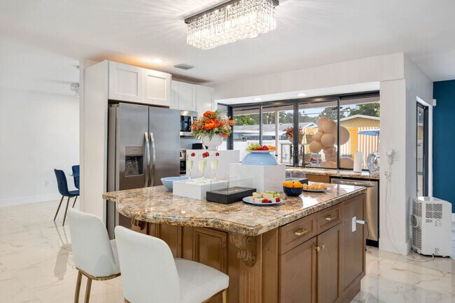 Building Photo - 8444 Sheraton Dr