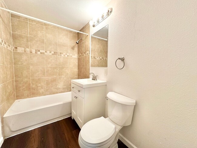 Building Photo - Modern and Spacious Duplex Style Home with...