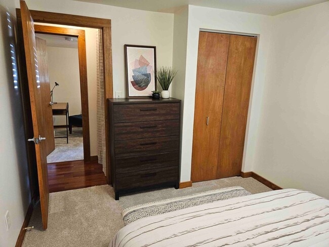 Building Photo - Fully Furnished, Beautiful Decor - 3BR / 1BA