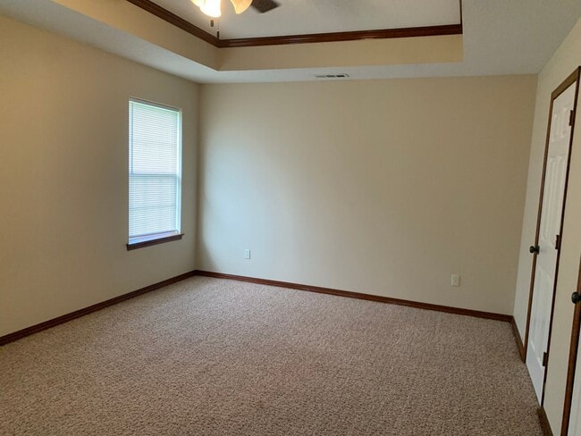 Building Photo - Beautiful 3 bedroom, 2 bathroom home with ...