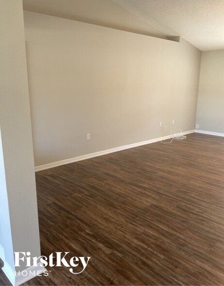 Building Photo - 917 Yellowbird Ave