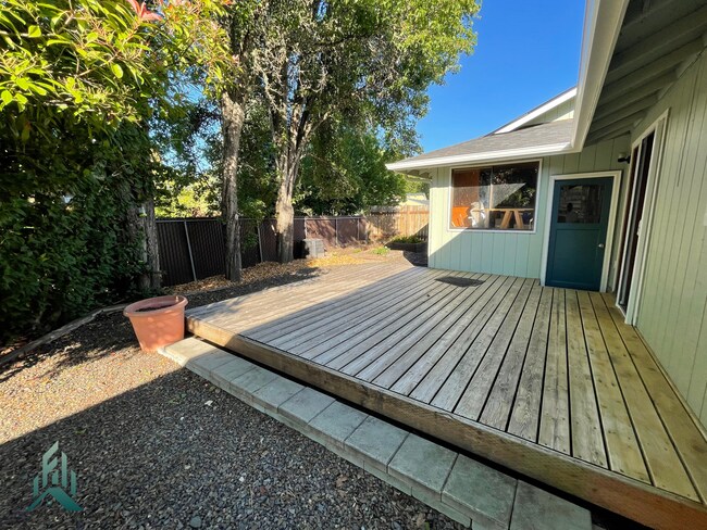 Building Photo - Quiet and comfortable 3 bed/ 1 bathroom house