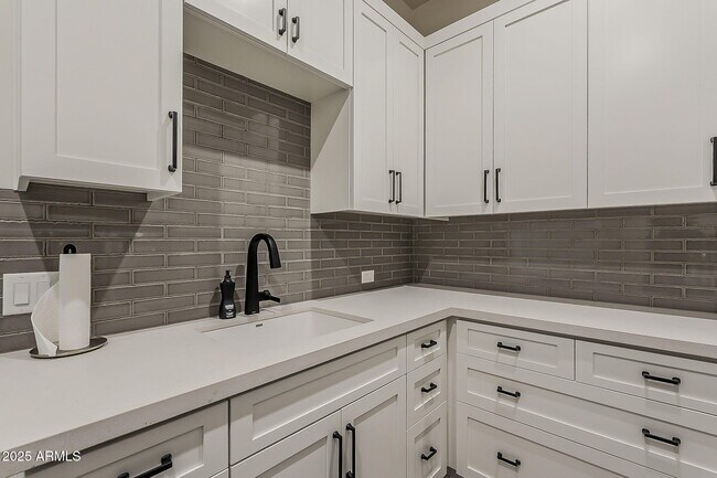 Building Photo - 12016 N Sunset Dr