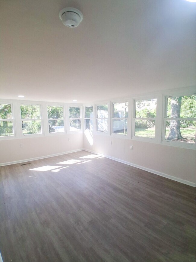 Building Photo - Charming 3 Bedroom, 2 Bath Home with Garag...