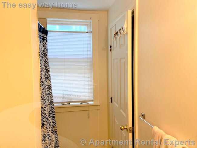 Building Photo - 37 Oak St