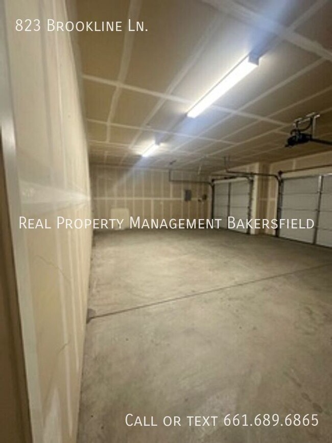Building Photo - 823 Brookline Ln