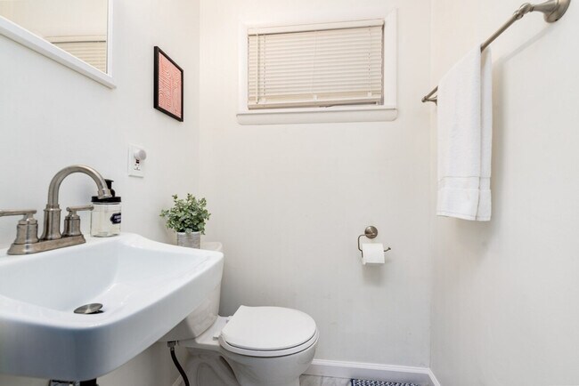 Building Photo - 4421 Picajune Ave