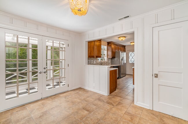 Building Photo - 828 Lemont Dr