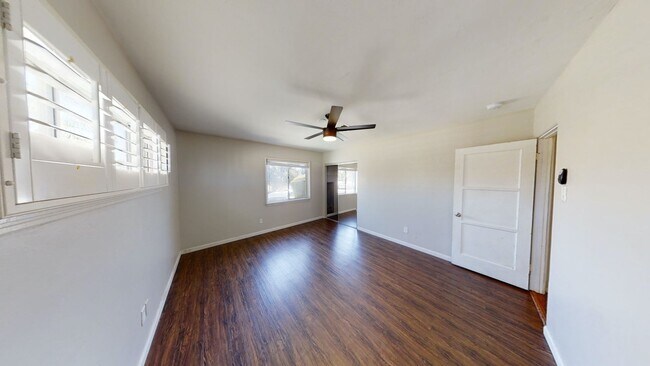 Building Photo - 7BD/4BA, Two Kitchens!