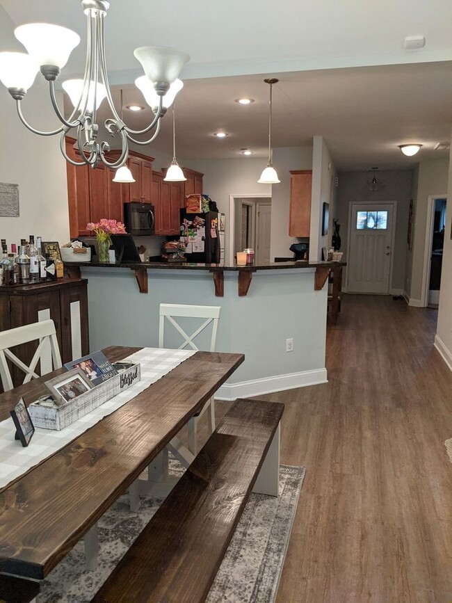Building Photo - Available August 15th!!! $2200 a month!!!