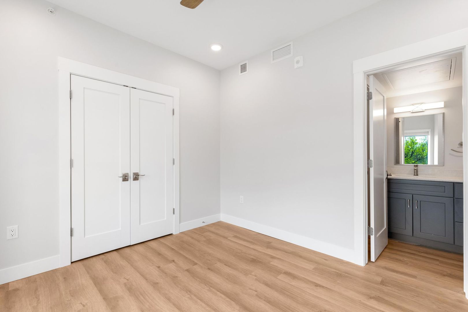 Building Photo - 903 Main St