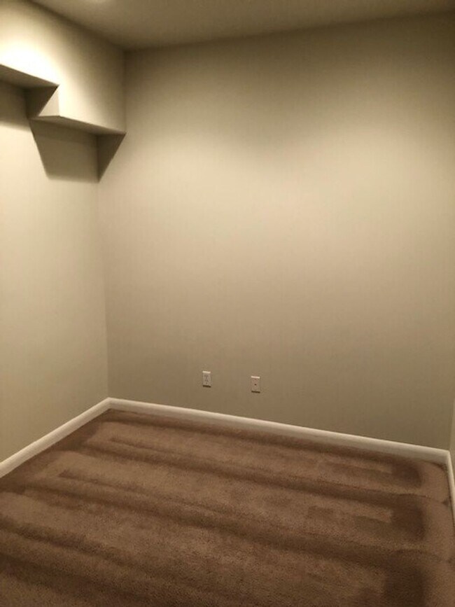 Building Photo - Queen Anne Townhome