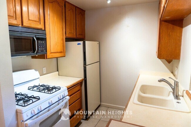 Building Photo - 415 E Creekside Cir