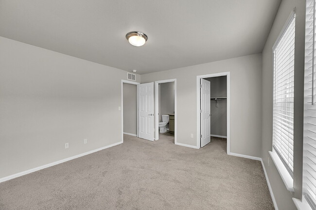 Building Photo - $2,295.00, 2 bed, 2.5 bath located in Denver