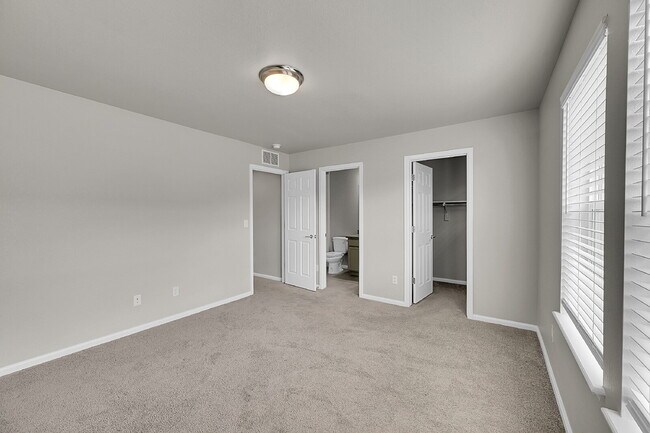 Building Photo - $2,495.00, 2 bed, 2.5 bath located in Denver