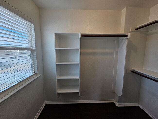 Building Photo - Available now ready for immediate move in  $500 off second month's rent move in special