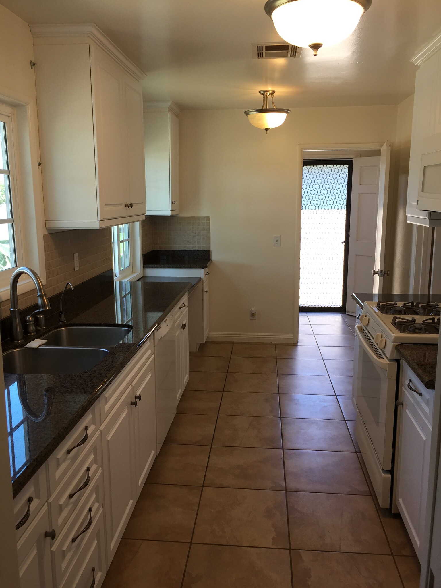 Kitchen - 1712 E Broadway
