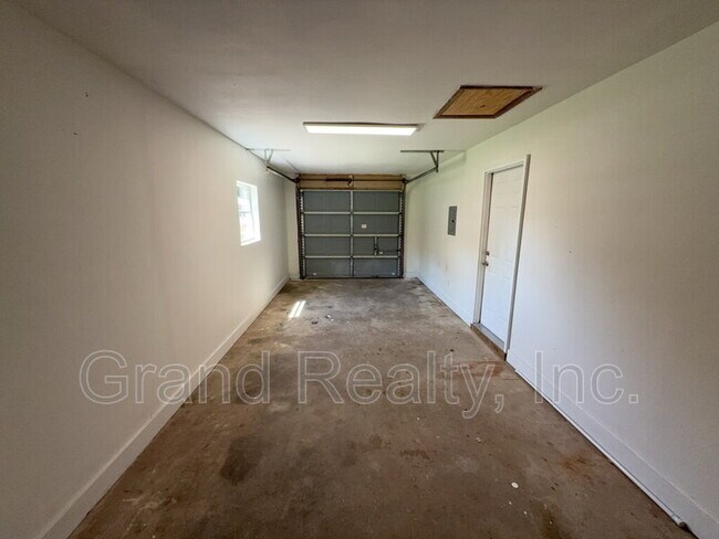 Building Photo - 6221 Fox Run St