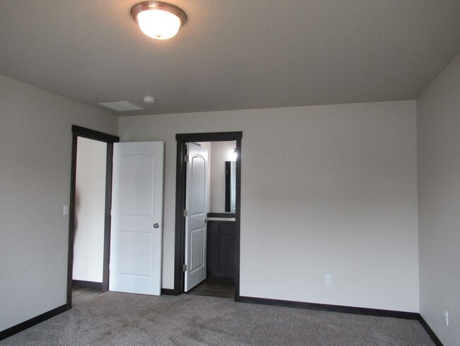 Building Photo - Home in Post Falls!