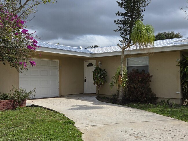 Primary Photo - 750 Altura St