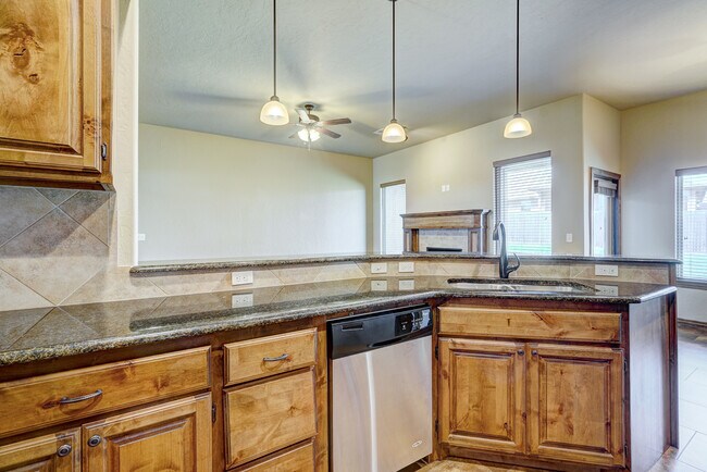 Building Photo - 1713 Pinewood Dr