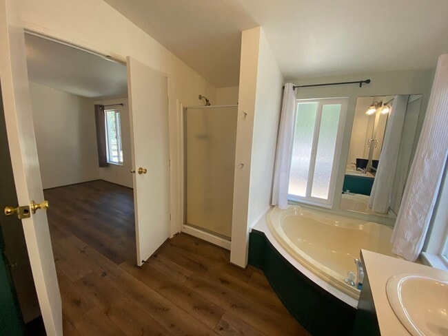 Building Photo - ? Cozy Charm on Almost an Acre in La Pine ?