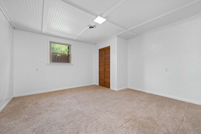Building Photo - JC Rental Available. Prime location