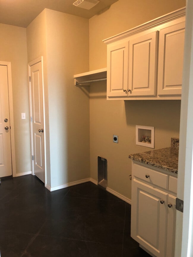 Building Photo - Located in HERITAGE HILLS !!! 2016 Built, ...