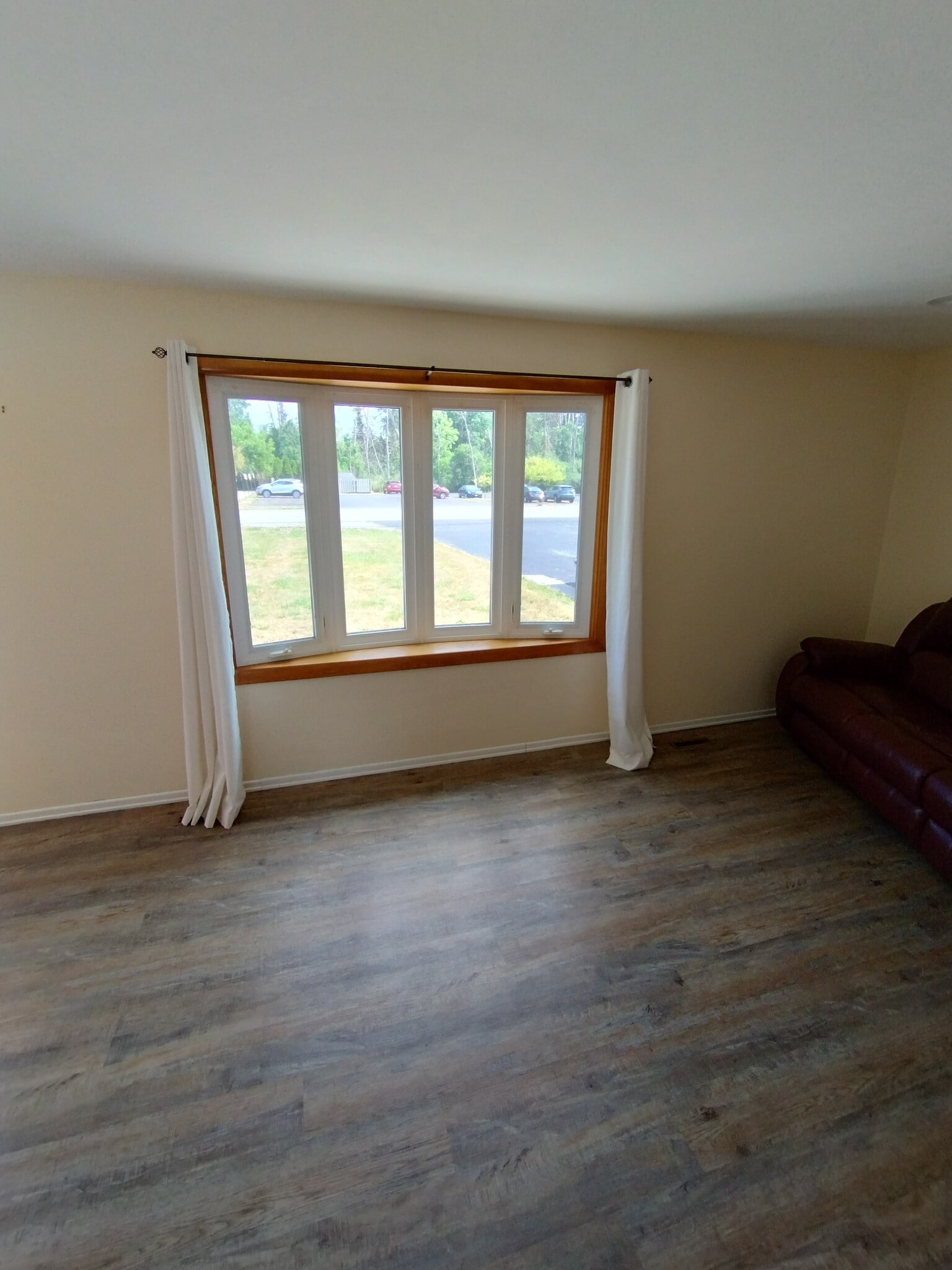 Bay window in living room - 8306 Park Rd