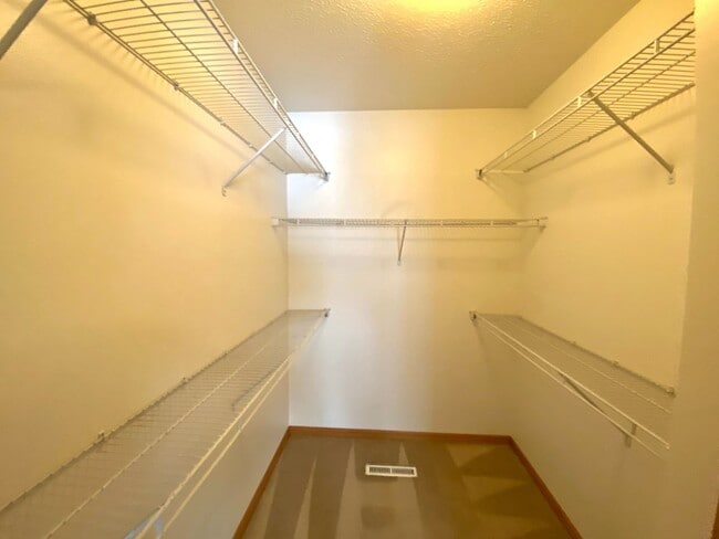 Building Photo - 3 bed Twinhome!!