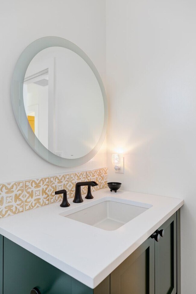 Building Photo - Modern 2 BDR Retreat: Serene Backyard