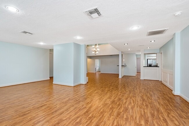 Building Photo - 5511 Greentree Dr