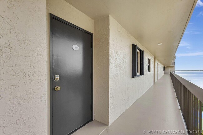 Building Photo - 801 S Ocean Dr