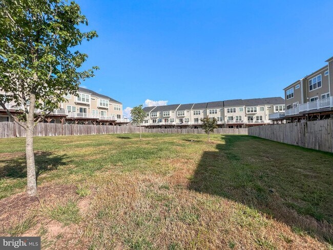 Building Photo - 439 Foxglove Way