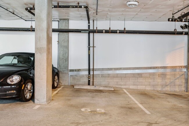 Building Photo - Old Town Lofts - South Facing Studio w/par...