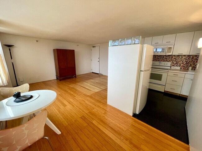 Building Photo - 1 Bedroom/1Bathroom/1Parking Unit Available Soon in Century Park Plaza!