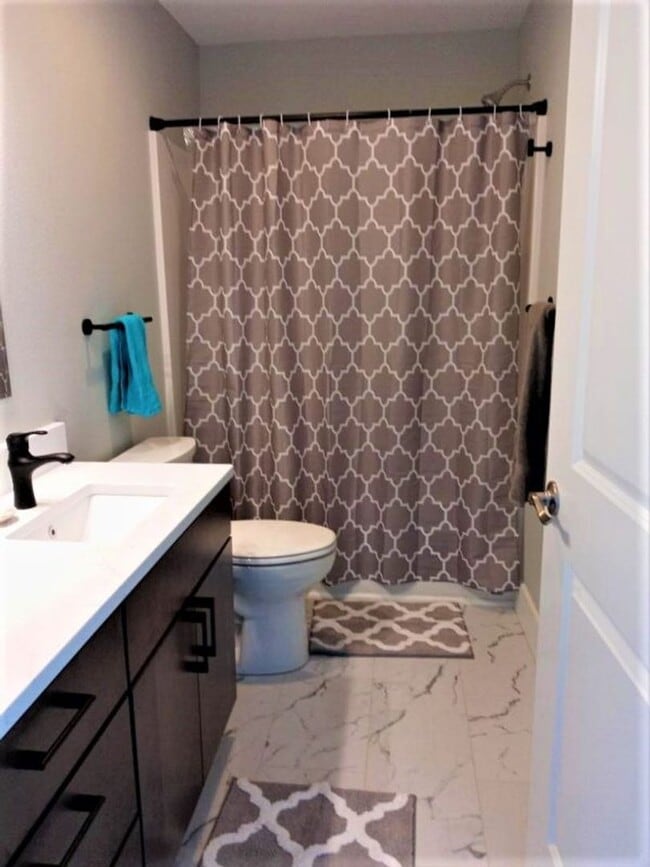 Building Photo - Fully Furnished 2 Bedroom 1 Bath Condo | T...