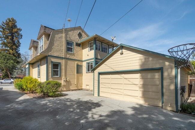 Building Photo - 34 10th Ave