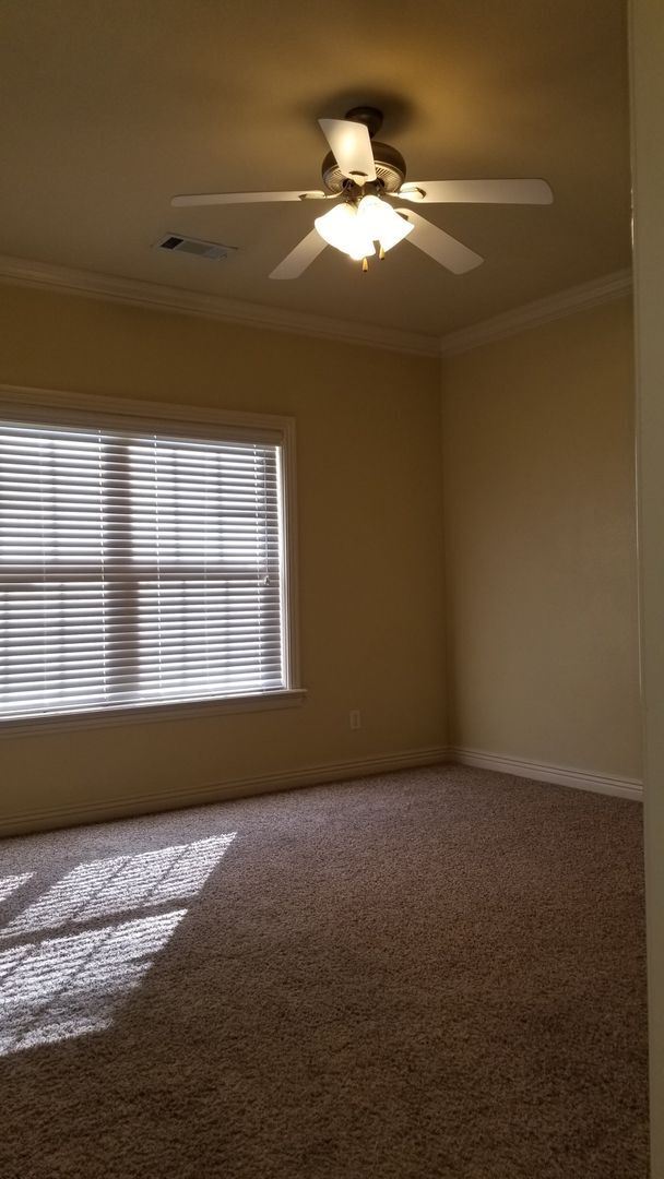 Building Photo - 4 bed 2.5 bath townhome with 2 car garage